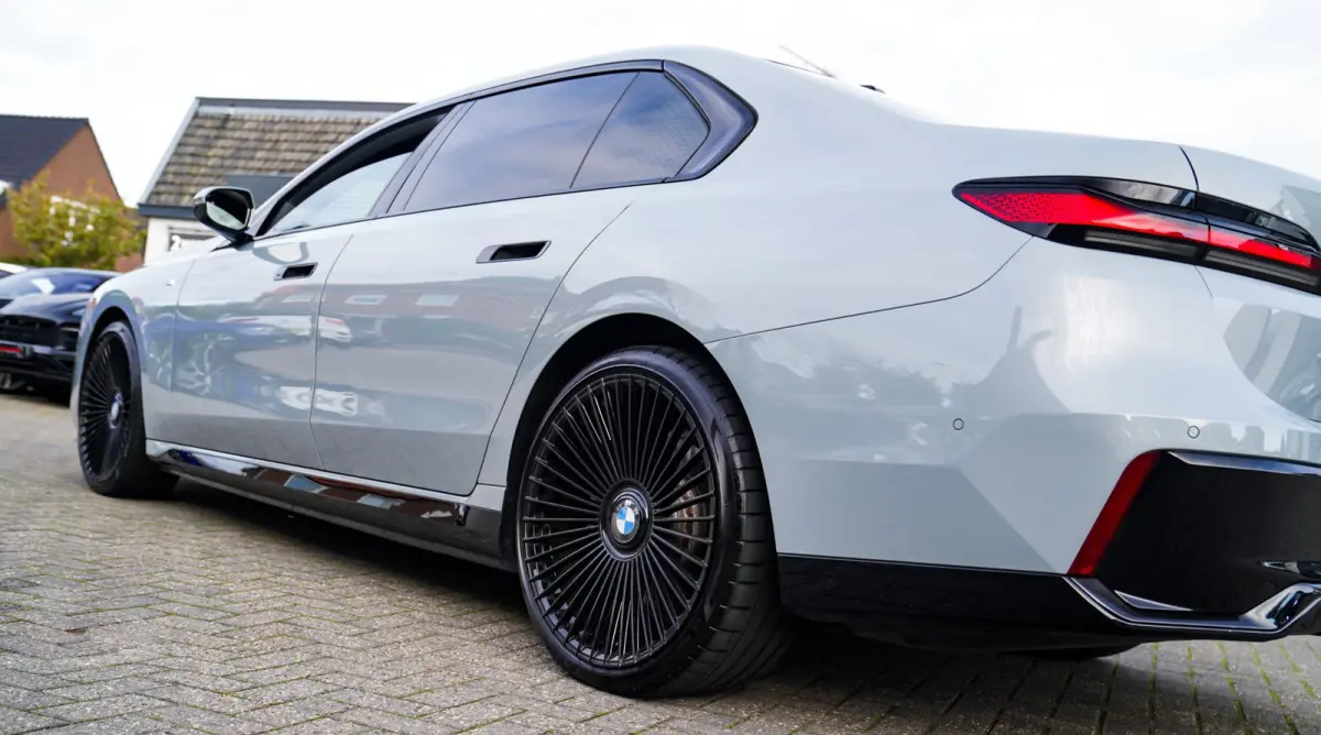 EDrive50 106 kWh | Brooklyn Grau | Driving Assistant Professional | Iconic Glow | 22INCH | Bowers & Wilkins | HuD | Veganza