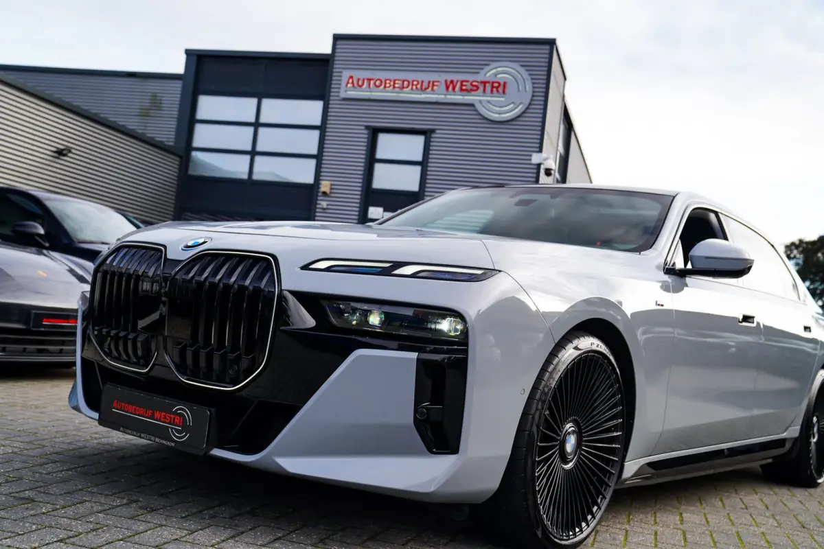 EDrive50 106 kWh | Brooklyn Grau | Driving Assistant Professional | Iconic Glow | 22INCH | Bowers & Wilkins | HuD | Veganza