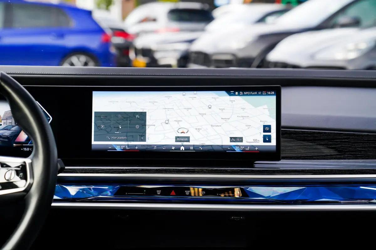 EDrive50 106 kWh | Brooklyn Grau | Driving Assistant Professional | Iconic Glow | 22INCH | Bowers & Wilkins | HuD | Veganza