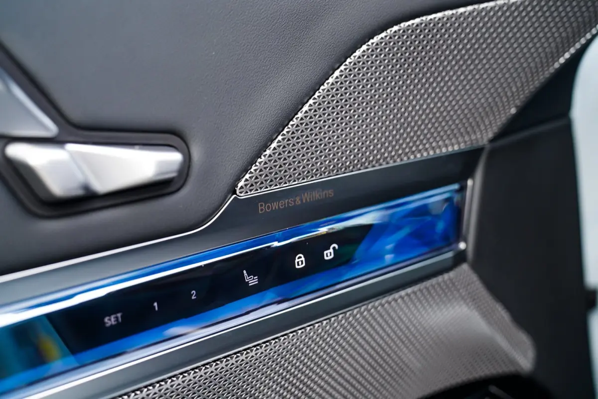 EDrive50 106 kWh | Brooklyn Grau | Driving Assistant Professional | Iconic Glow | 22INCH | Bowers & Wilkins | HuD | Veganza