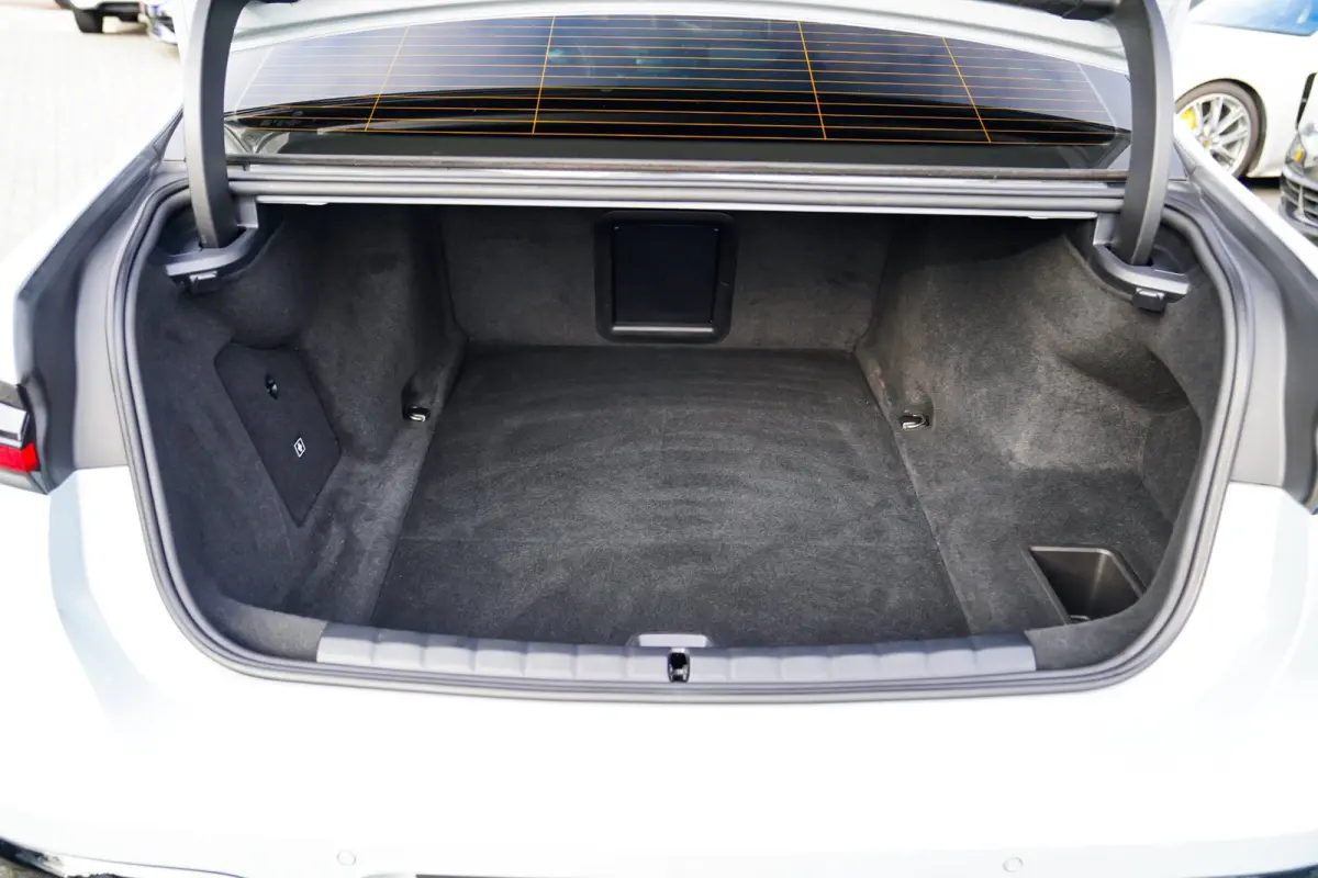 EDrive50 106 kWh | Brooklyn Grau | Driving Assistant Professional | Iconic Glow | 22INCH | Bowers & Wilkins | HuD | Veganza