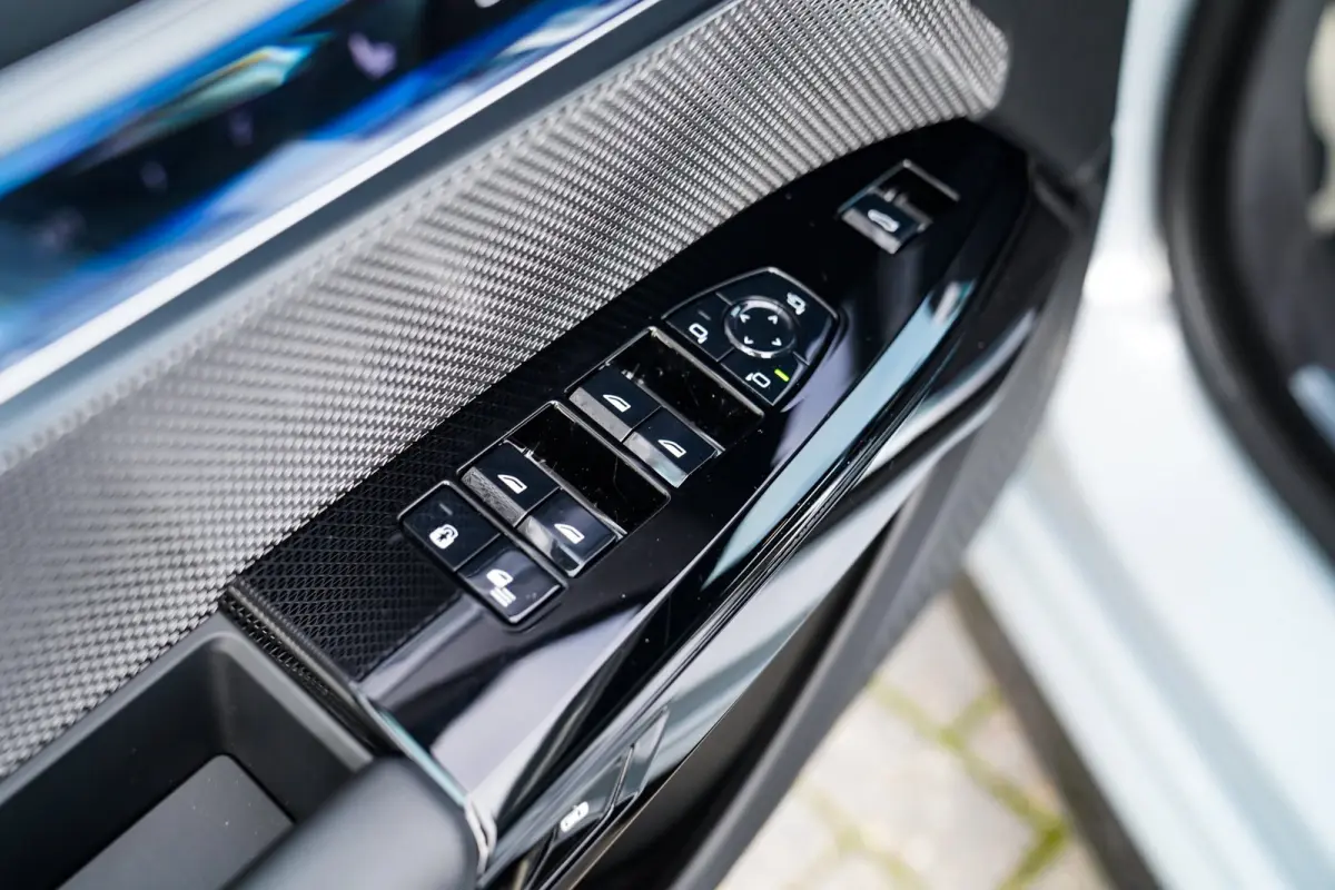 EDrive50 106 kWh | Brooklyn Grau | Driving Assistant Professional | Iconic Glow | 22INCH | Bowers & Wilkins | HuD | Veganza