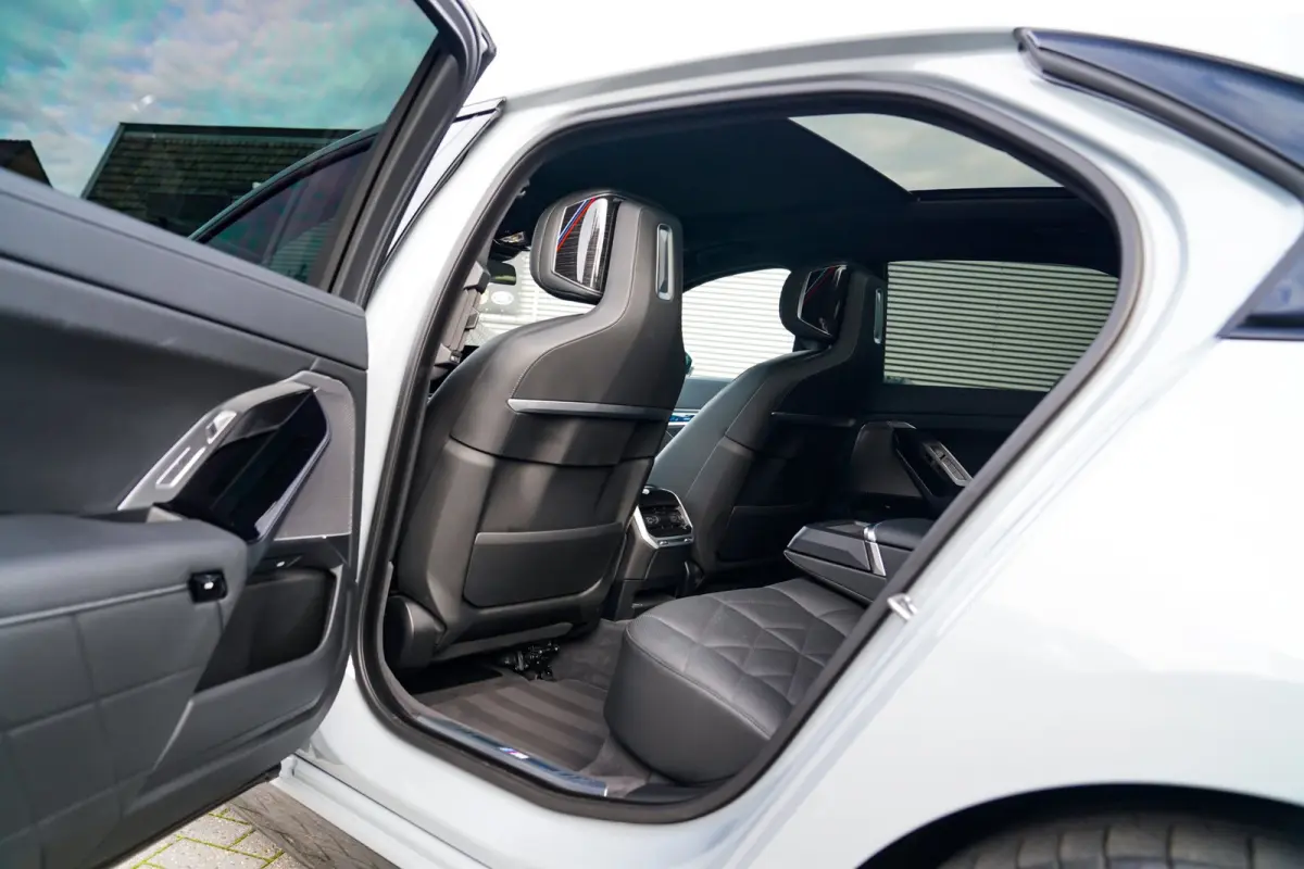 EDrive50 106 kWh | Brooklyn Grau | Driving Assistant Professional | Iconic Glow | 22INCH | Bowers & Wilkins | HuD | Veganza