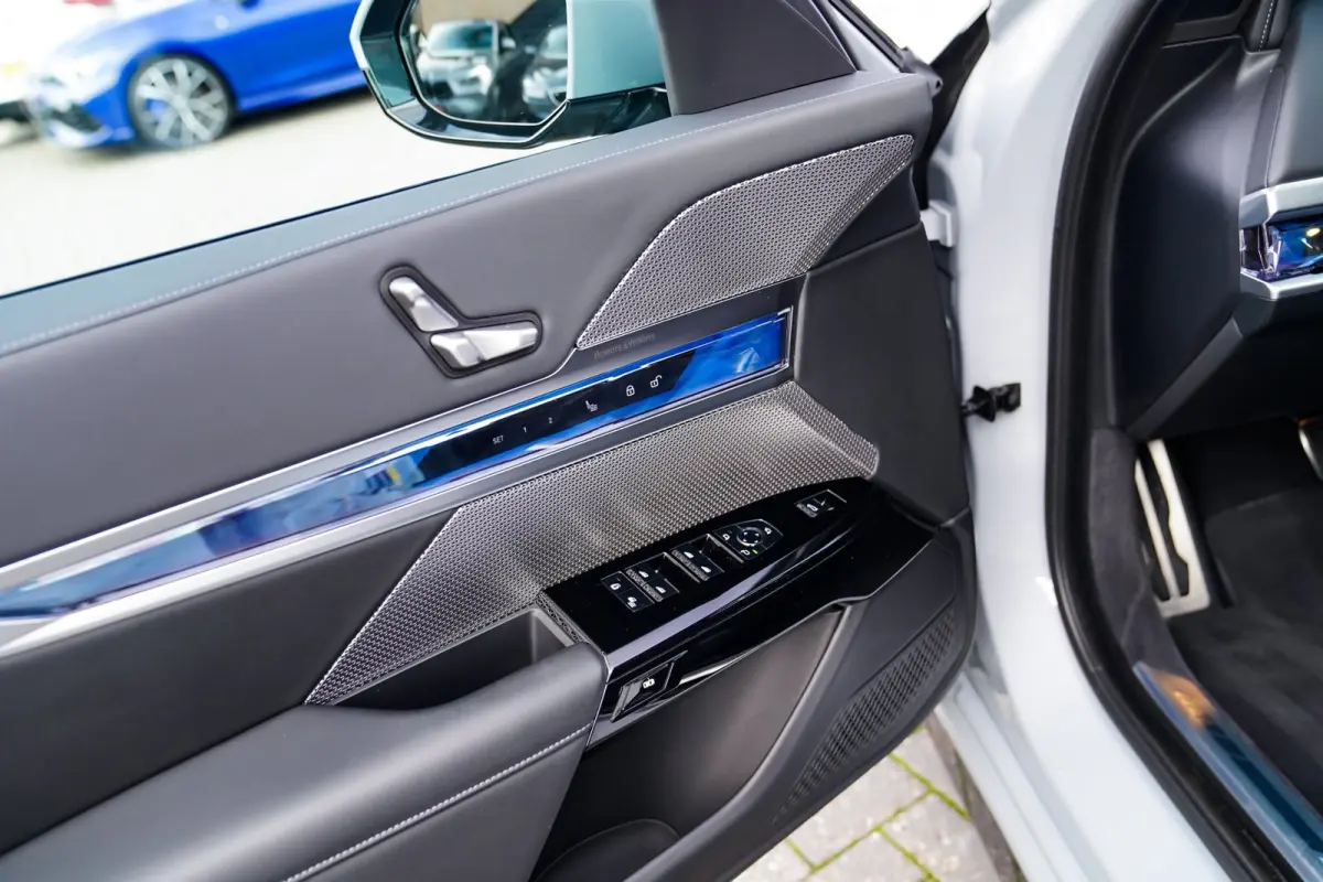 EDrive50 106 kWh | Brooklyn Grau | Driving Assistant Professional | Iconic Glow | 22INCH | Bowers & Wilkins | HuD | Veganza