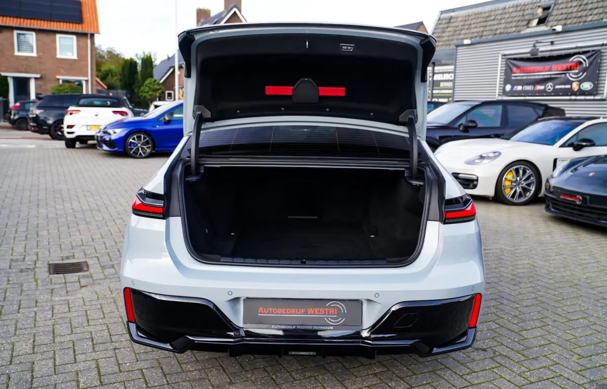 EDrive50 106 kWh | Brooklyn Grau | Driving Assistant Professional | Iconic Glow | 22INCH | Bowers & Wilkins | HuD | Veganza