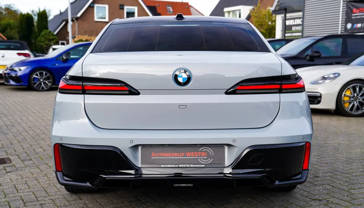 EDrive50 106 kWh | Brooklyn Grau | Driving Assistant Professional | Iconic Glow | 22INCH | Bowers & Wilkins | HuD | Veganza