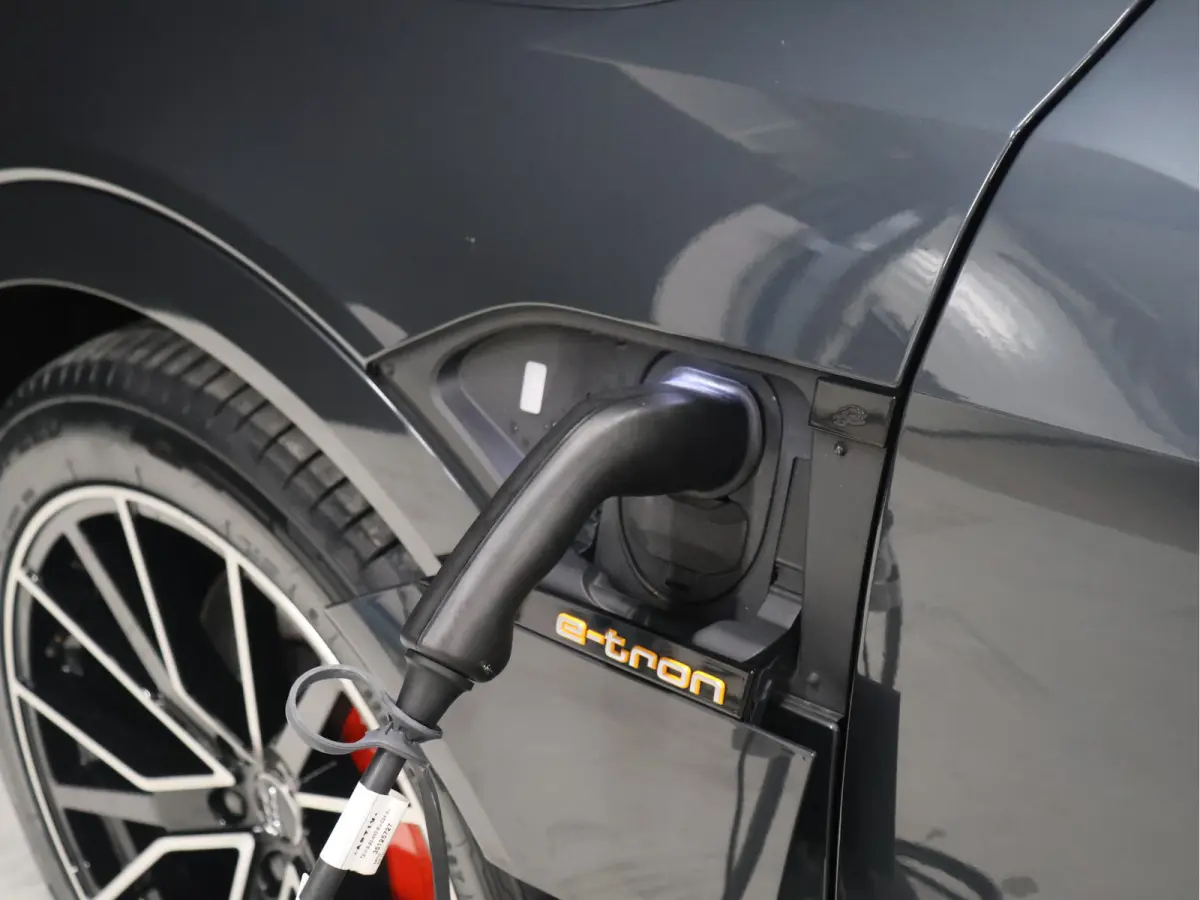 55 quattro Business edition Plus 95 kWh [SCHUIFKANTELDAK, APPLE CARPLAY, ANDROID,  ADAPTIVE CRUISE CONTROL, STOELVERWARMING, MEMORY SEATS, DIGITAL DASH, PDC V+A, LEDER, ELEKTRISCHE ACHTERKLE