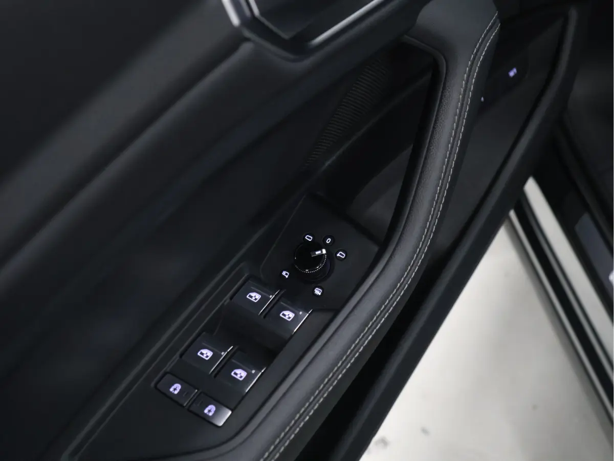 55 quattro Business edition Plus 95 kWh [SCHUIFKANTELDAK, APPLE CARPLAY, ANDROID,  ADAPTIVE CRUISE CONTROL, STOELVERWARMING, MEMORY SEATS, DIGITAL DASH, PDC V+A, LEDER, ELEKTRISCHE ACHTERKLE