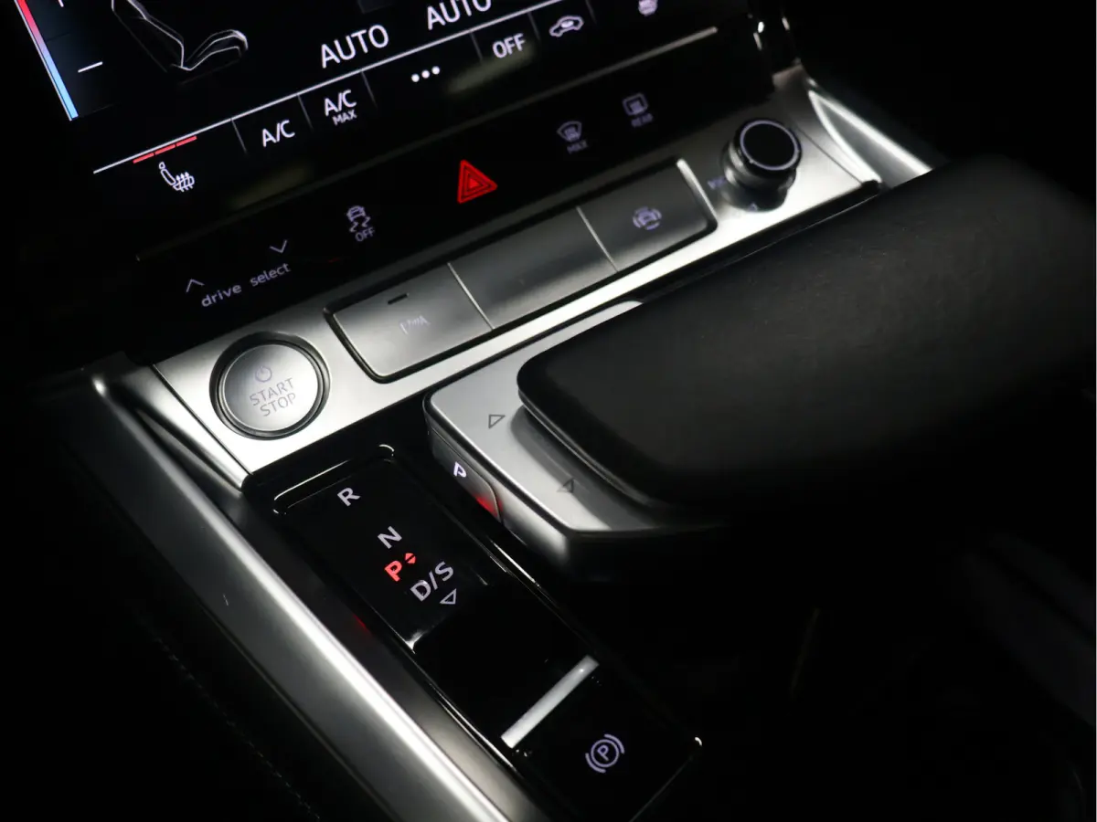 55 quattro Business edition Plus 95 kWh [SCHUIFKANTELDAK, APPLE CARPLAY, ANDROID,  ADAPTIVE CRUISE CONTROL, STOELVERWARMING, MEMORY SEATS, DIGITAL DASH, PDC V+A, LEDER, ELEKTRISCHE ACHTERKLE