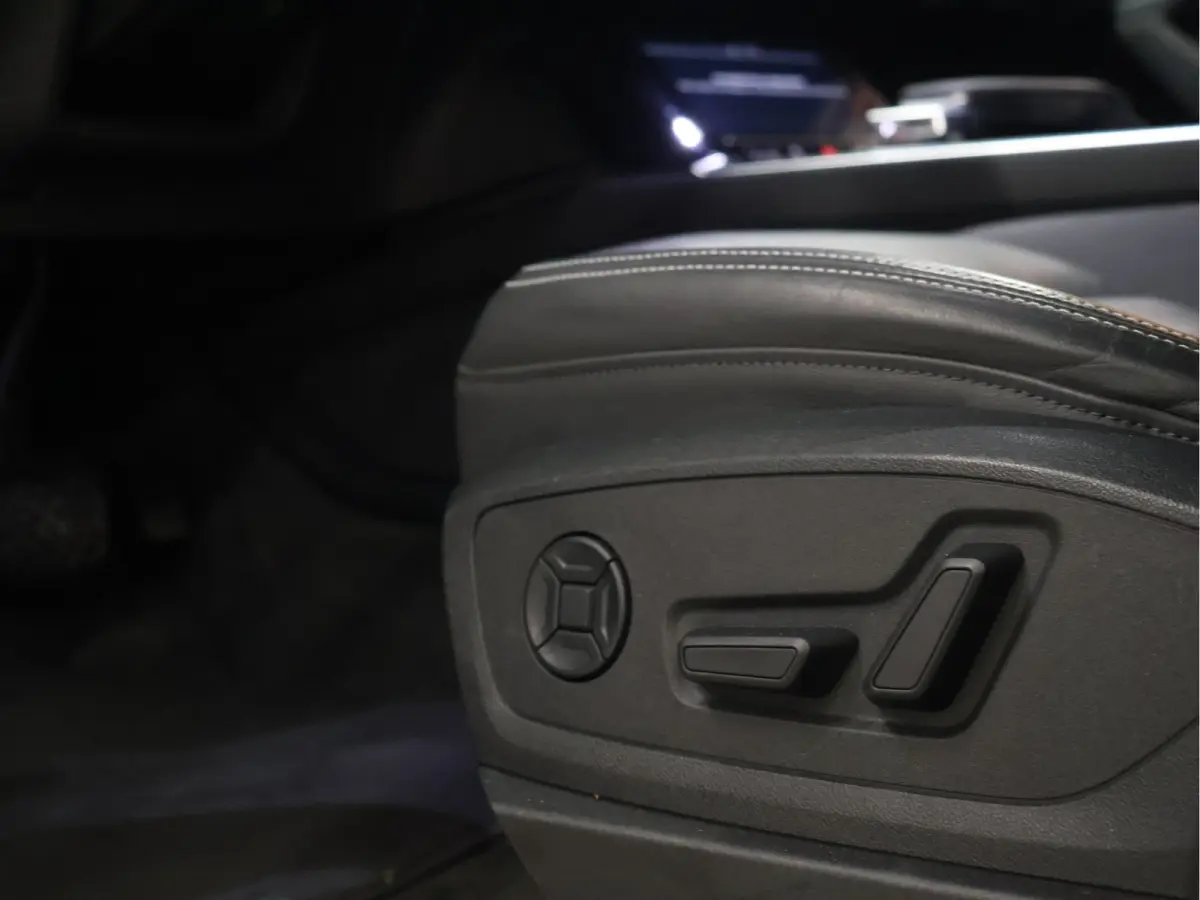 55 quattro Business edition Plus 95 kWh [SCHUIFKANTELDAK, APPLE CARPLAY, ANDROID,  ADAPTIVE CRUISE CONTROL, STOELVERWARMING, MEMORY SEATS, DIGITAL DASH, PDC V+A, LEDER, ELEKTRISCHE ACHTERKLE