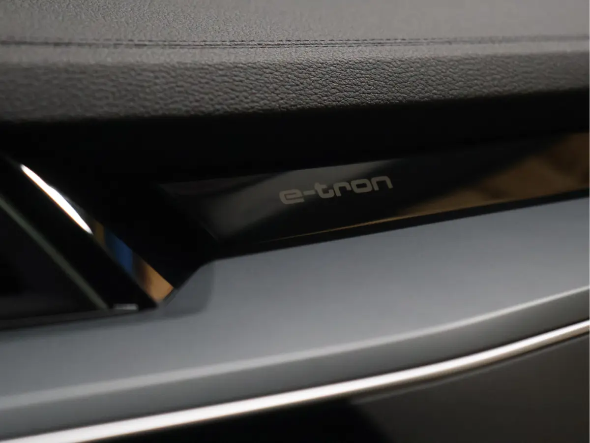 55 quattro Business edition Plus 95 kWh [SCHUIFKANTELDAK, APPLE CARPLAY, ANDROID,  ADAPTIVE CRUISE CONTROL, STOELVERWARMING, MEMORY SEATS, DIGITAL DASH, PDC V+A, LEDER, ELEKTRISCHE ACHTERKLE