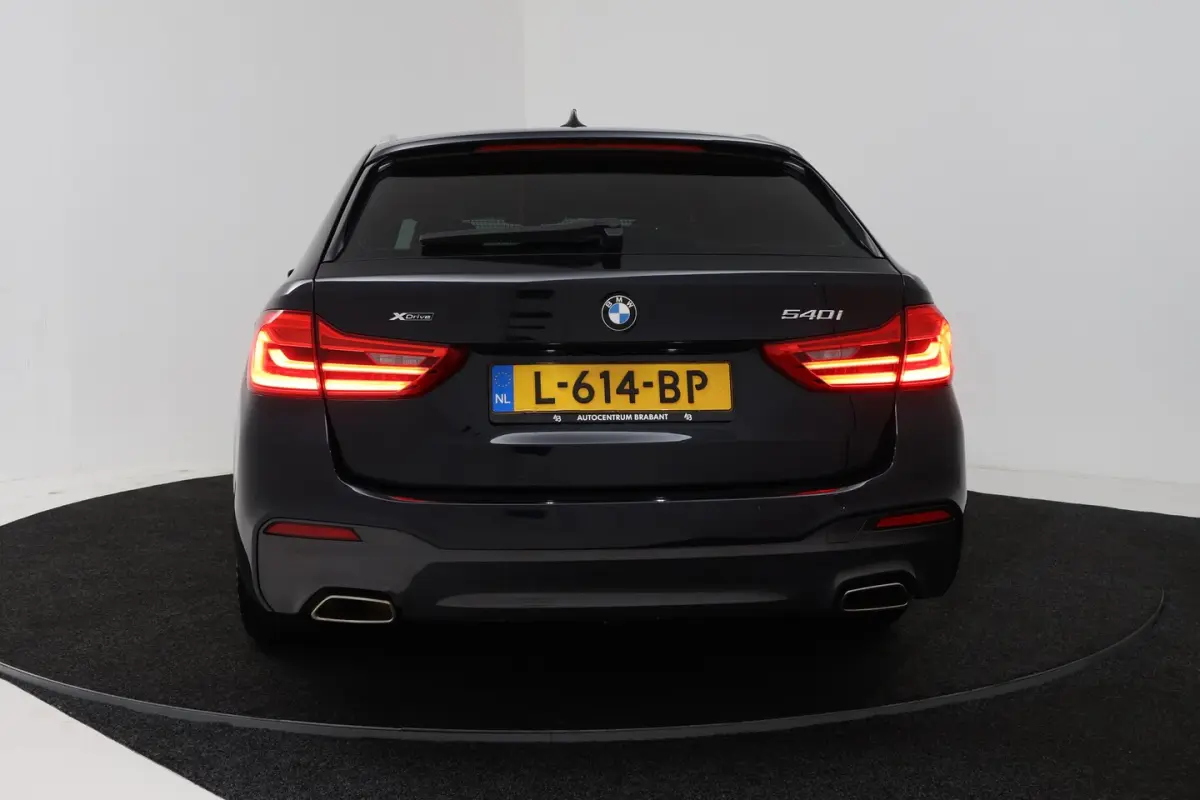 540i xDrive High Executive (PANORAMADAK, ADAPTIEVE CRUISE, SFEERVERLICHTING, DEALER ONDERH