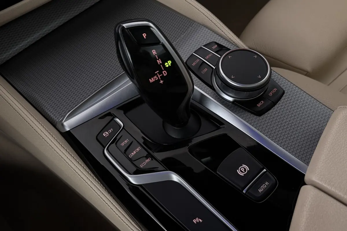540i xDrive High Executive (PANORAMADAK, ADAPTIEVE CRUISE, SFEERVERLICHTING, DEALER ONDERH
