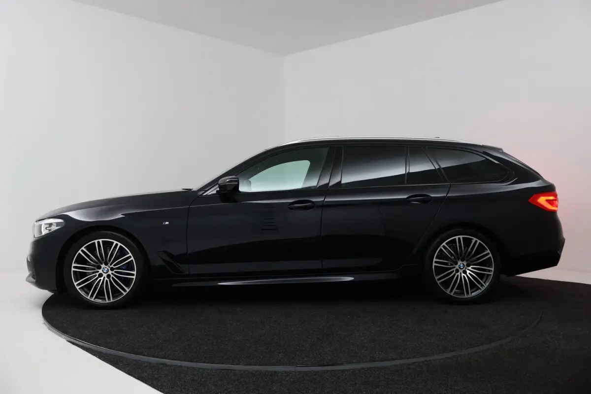 540i xDrive High Executive (PANORAMADAK, ADAPTIEVE CRUISE, SFEERVERLICHTING, DEALER ONDERH