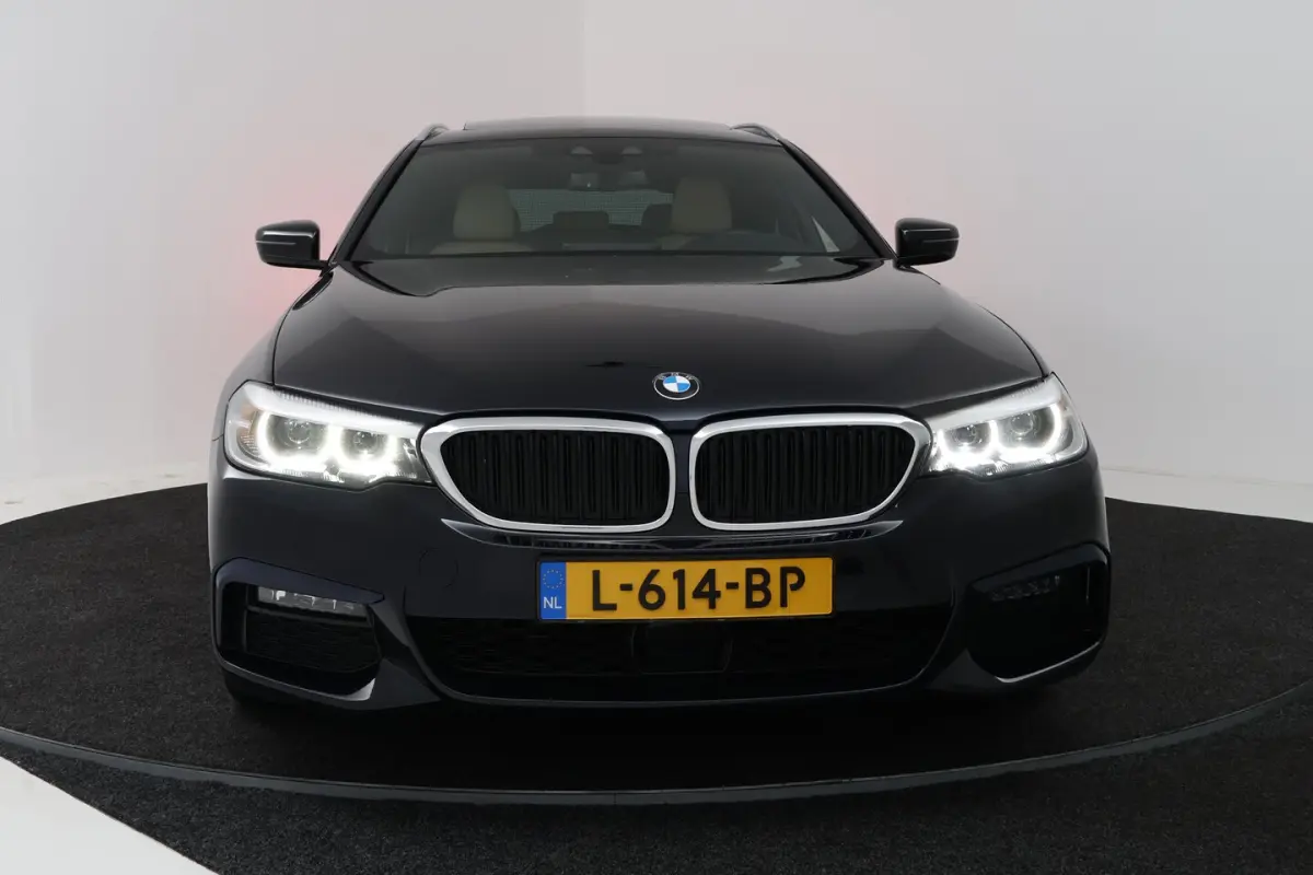 540i xDrive High Executive (PANORAMADAK, ADAPTIEVE CRUISE, SFEERVERLICHTING, DEALER ONDERH