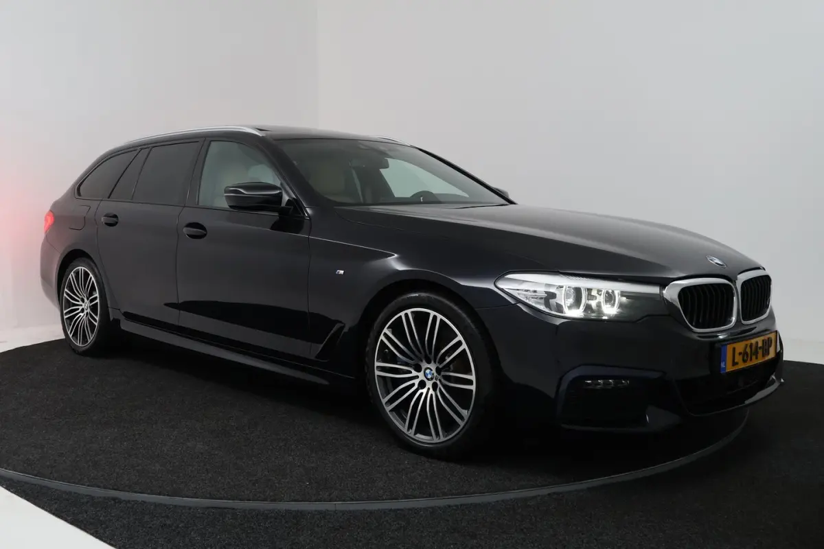 540i xDrive High Executive (PANORAMADAK, ADAPTIEVE CRUISE, SFEERVERLICHTING, DEALER ONDERH