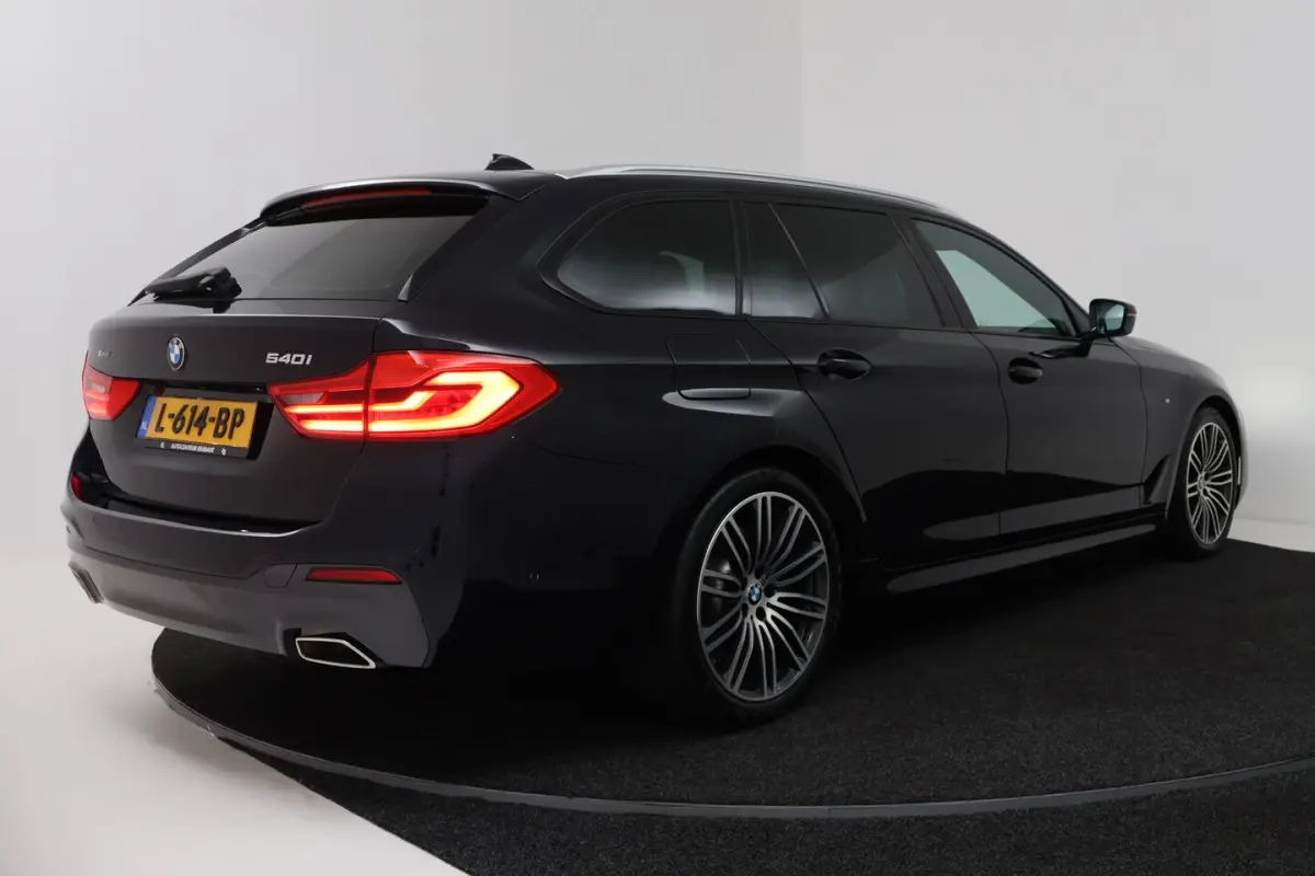 540i xDrive High Executive (PANORAMADAK, ADAPTIEVE CRUISE, SFEERVERLICHTING, DEALER ONDERH