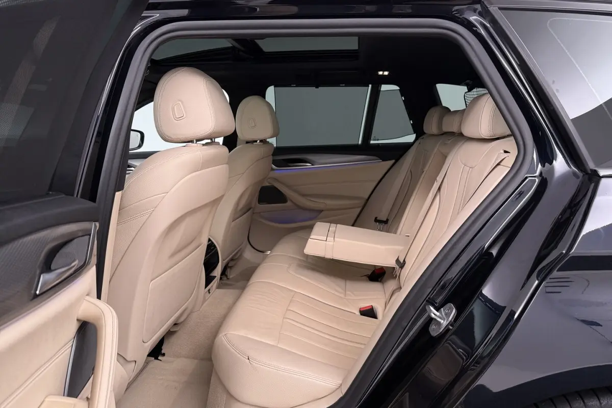 540i xDrive High Executive (PANORAMADAK, ADAPTIEVE CRUISE, SFEERVERLICHTING, DEALER ONDERH