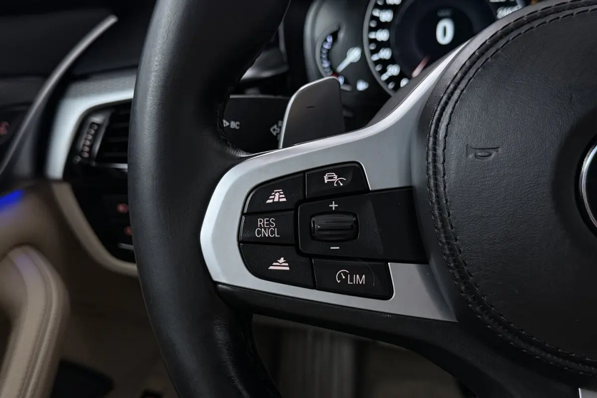 540i xDrive High Executive (PANORAMADAK, ADAPTIEVE CRUISE, SFEERVERLICHTING, DEALER ONDERH