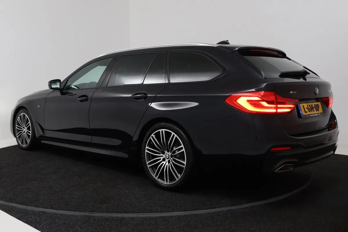540i xDrive High Executive (PANORAMADAK, ADAPTIEVE CRUISE, SFEERVERLICHTING, DEALER ONDERH