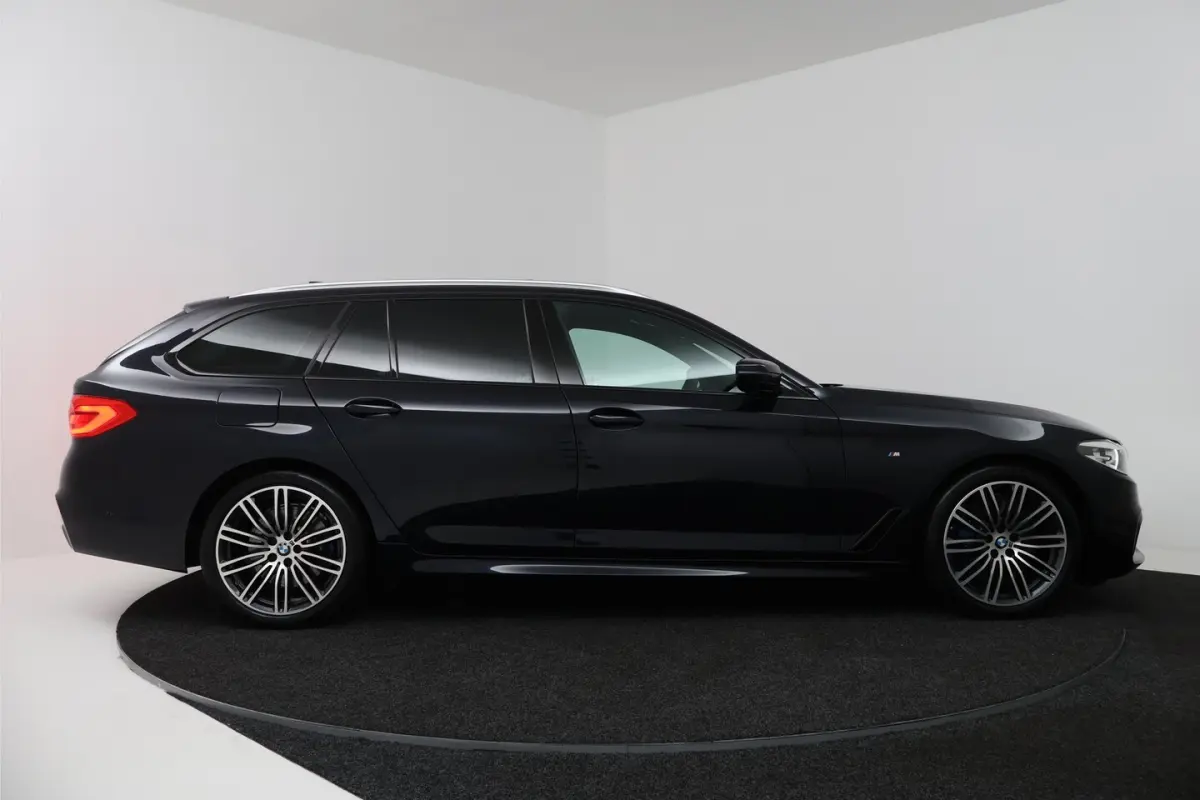 540i xDrive High Executive (PANORAMADAK, ADAPTIEVE CRUISE, SFEERVERLICHTING, DEALER ONDERH