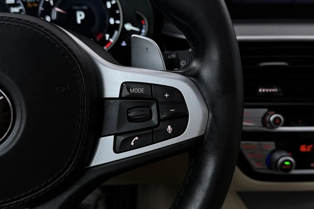 540i xDrive High Executive (PANORAMADAK, ADAPTIEVE CRUISE, SFEERVERLICHTING, DEALER ONDERH