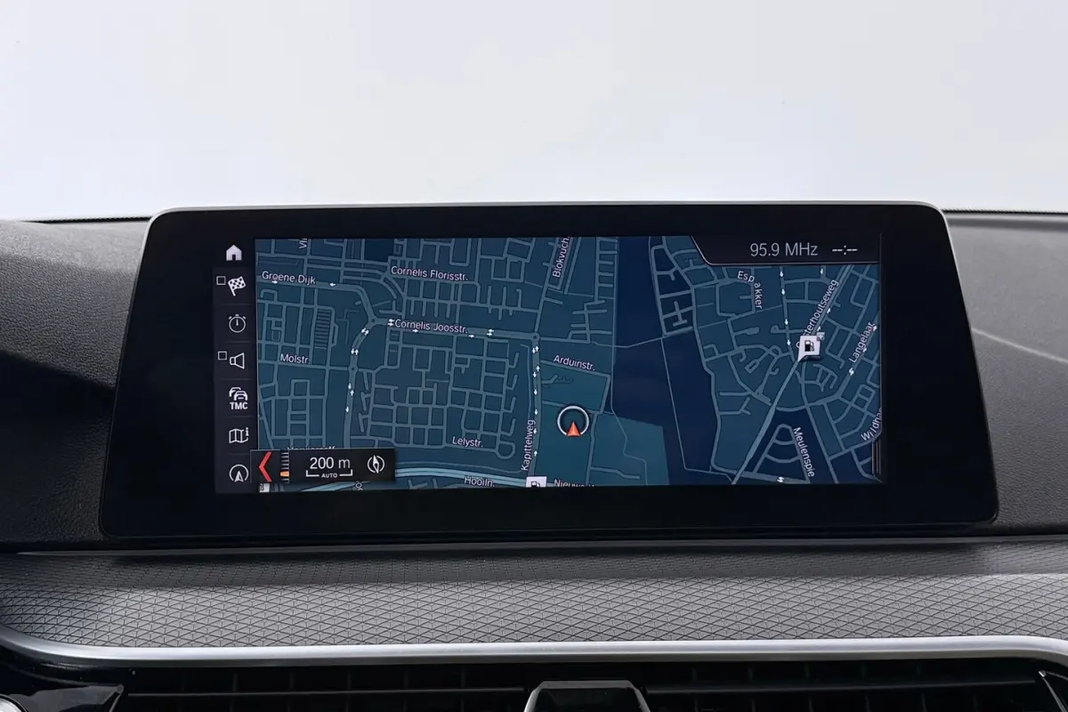 540i xDrive High Executive (PANORAMADAK, ADAPTIEVE CRUISE, SFEERVERLICHTING, DEALER ONDERH