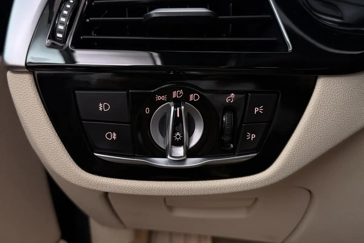 540i xDrive High Executive (PANORAMADAK, ADAPTIEVE CRUISE, SFEERVERLICHTING, DEALER ONDERH
