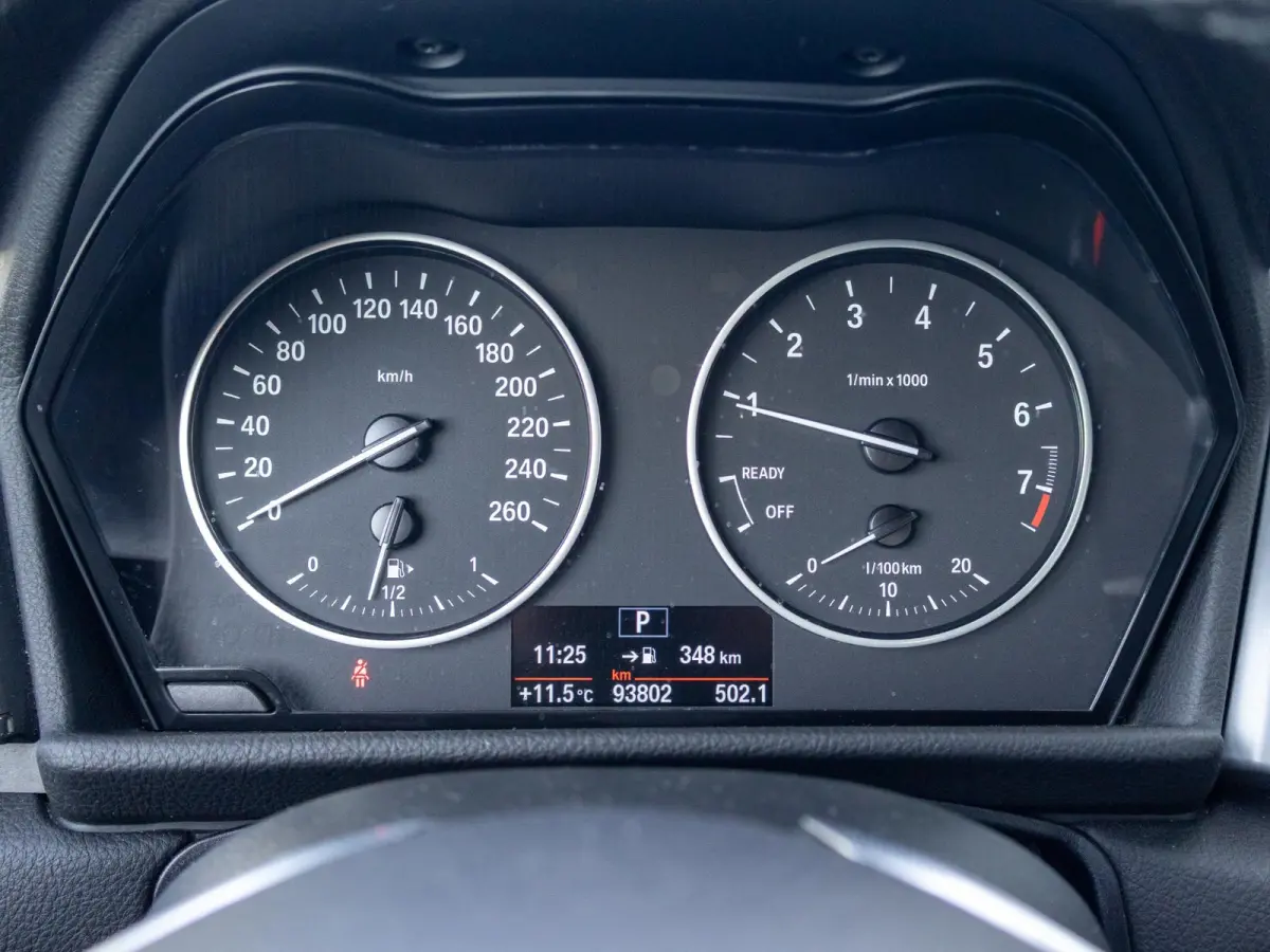 218i Executive Trekhaak Automaat LED