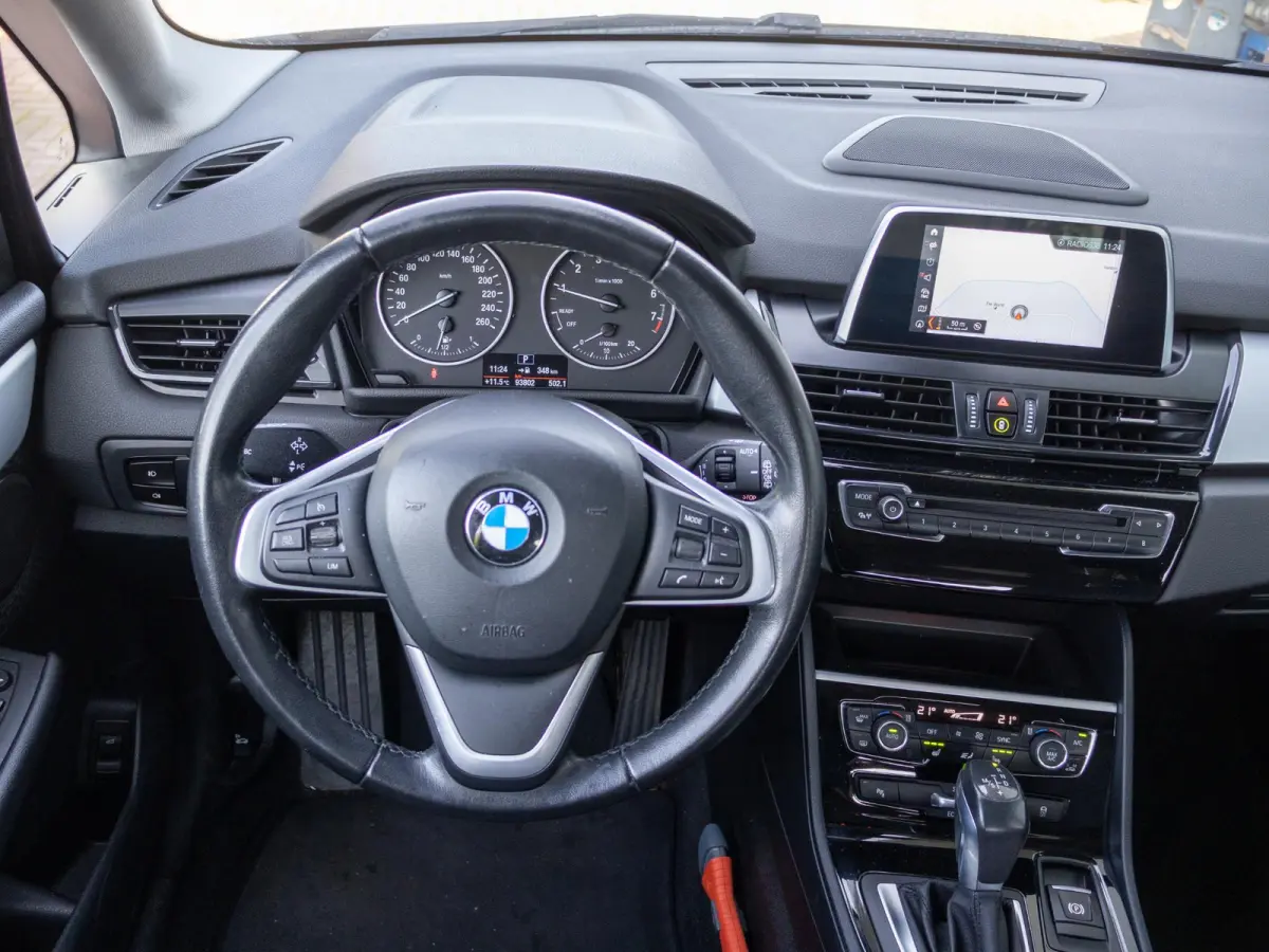 218i Executive Trekhaak Automaat LED