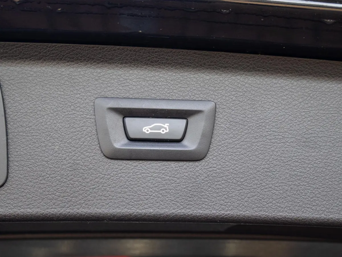 218i Executive Trekhaak Automaat LED