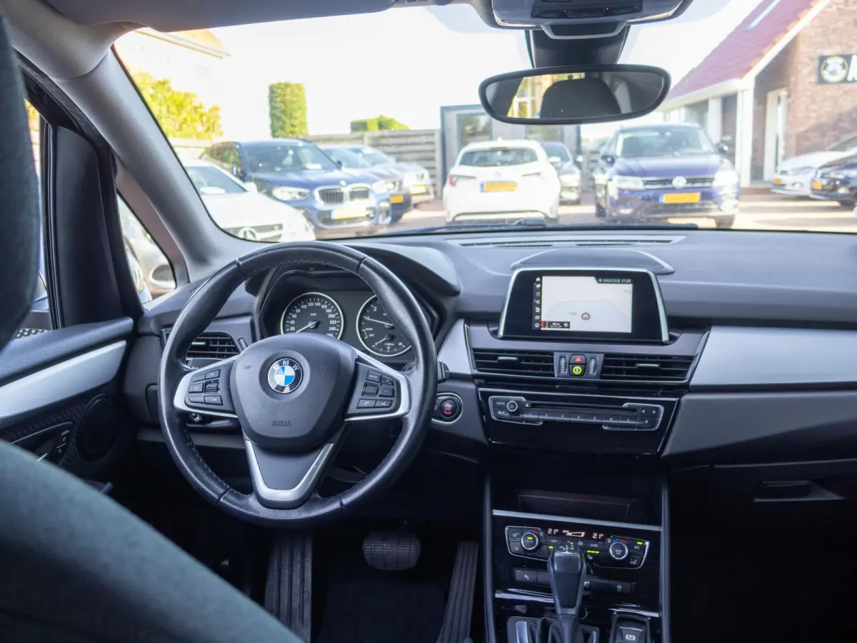 218i Executive Trekhaak Automaat LED