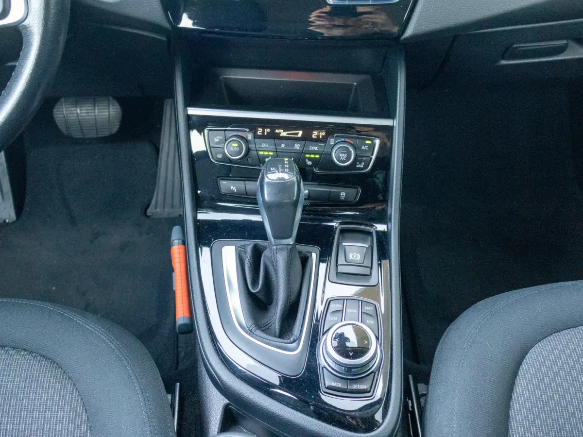 218i Executive Trekhaak Automaat LED