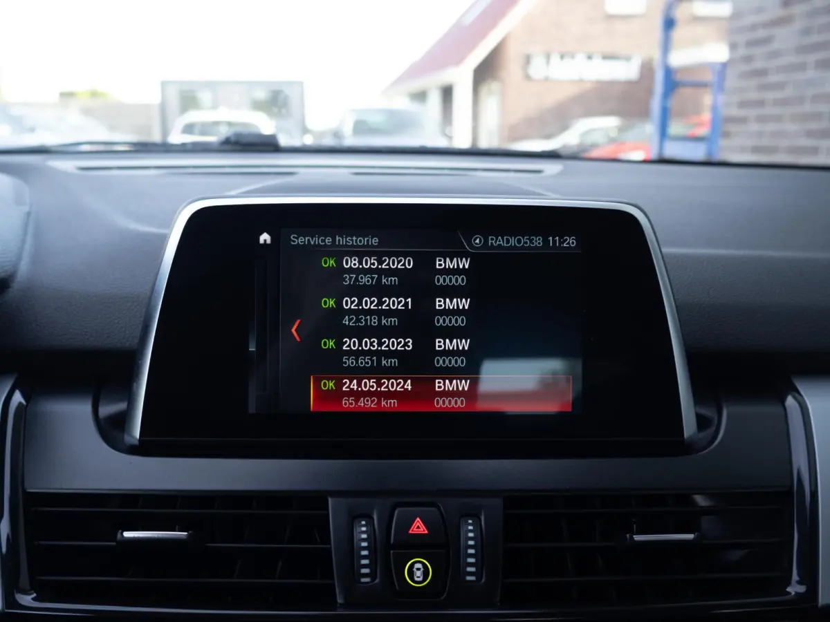 218i Executive Trekhaak Automaat LED