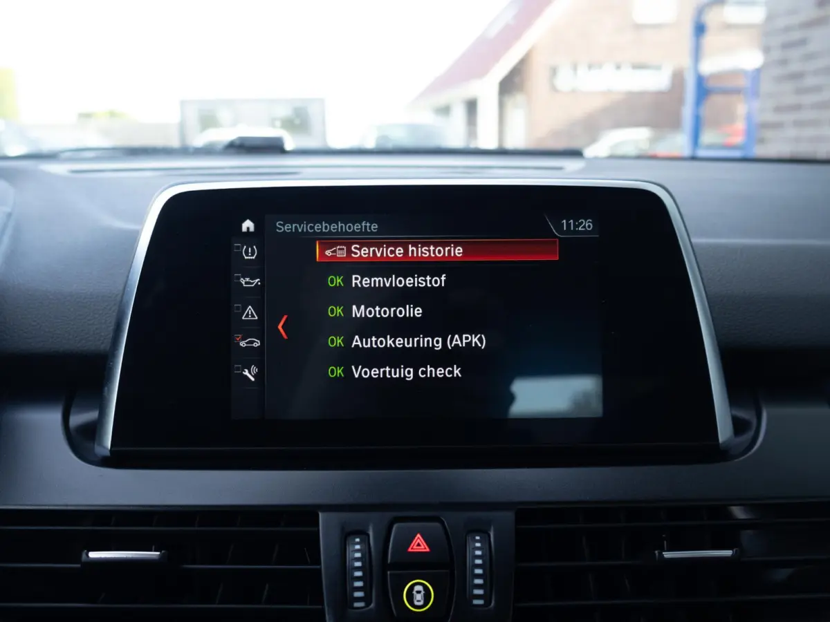 218i Executive Trekhaak Automaat LED
