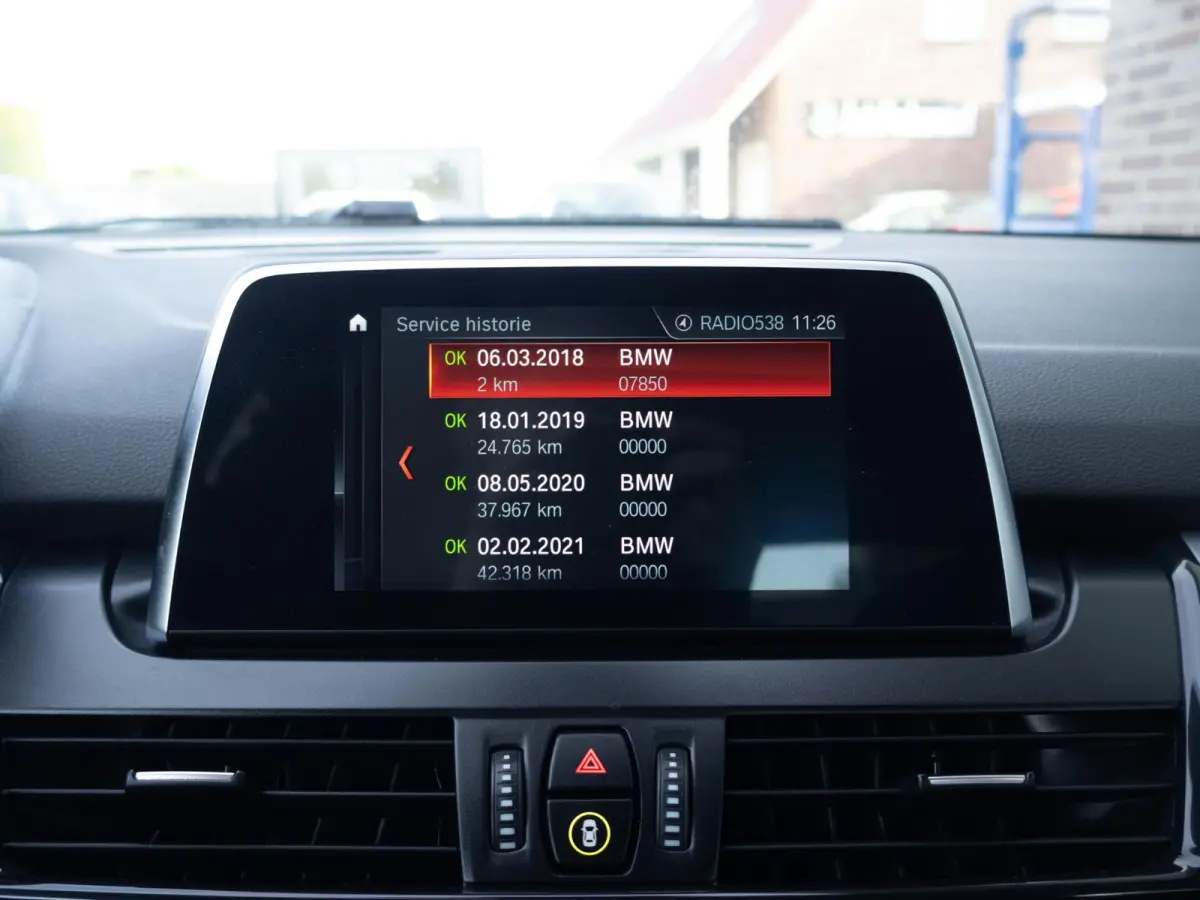 218i Executive Trekhaak Automaat LED
