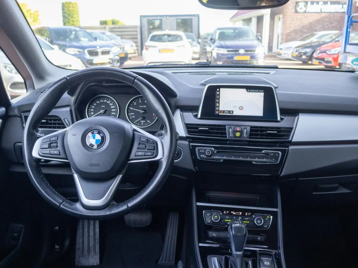 218i Executive Trekhaak Automaat LED