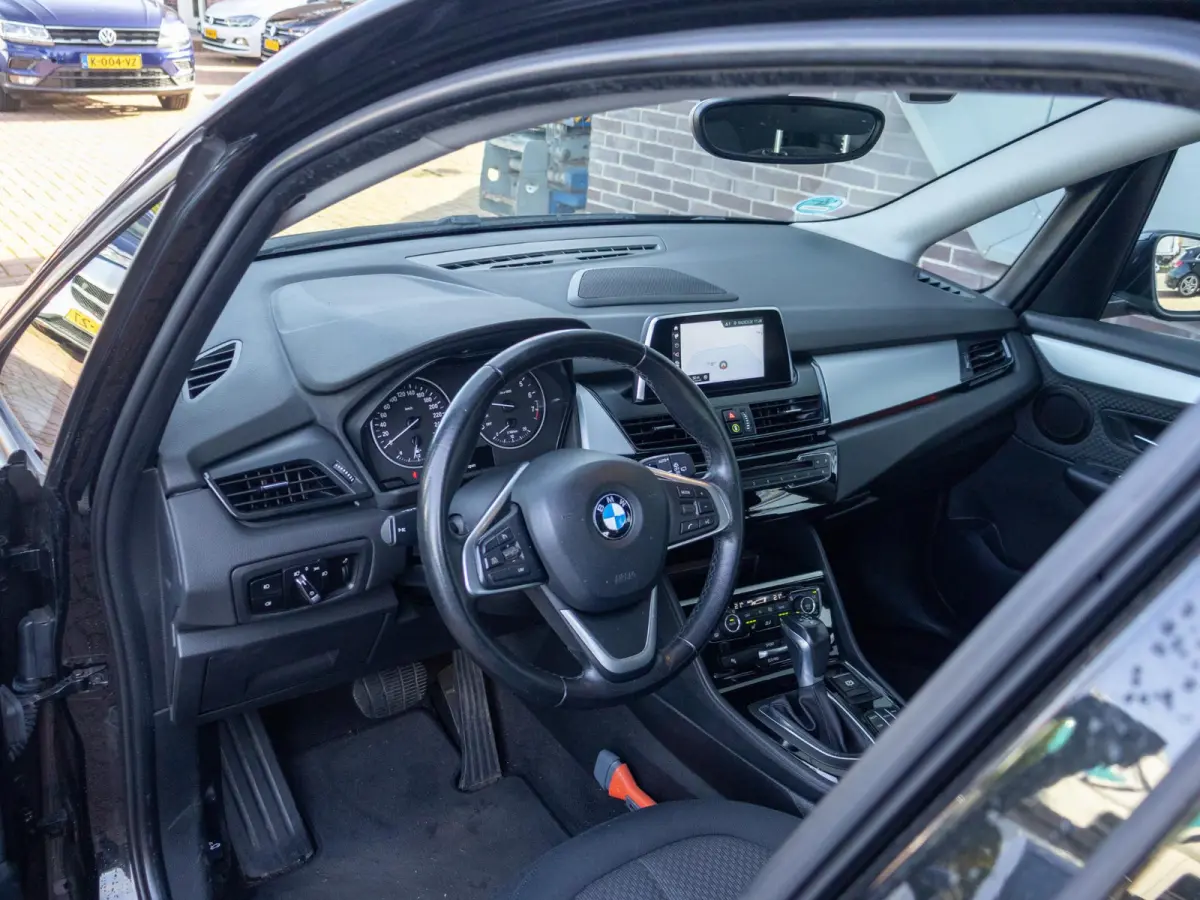 218i Executive Trekhaak Automaat LED