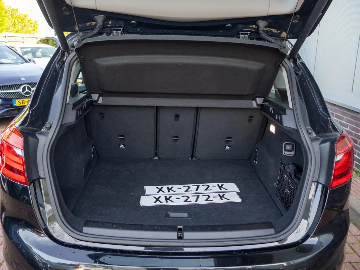 218i Executive Trekhaak Automaat LED