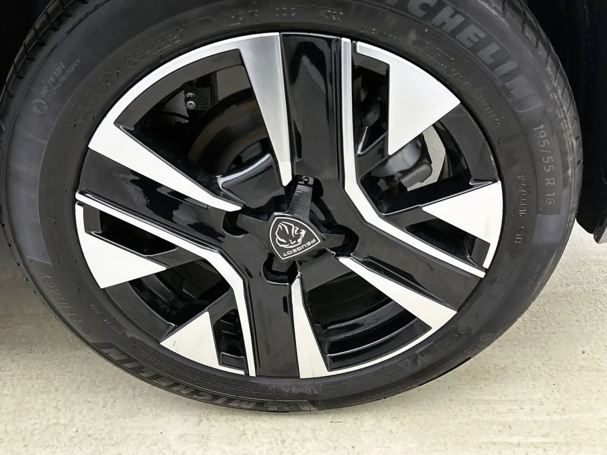 Allure Hybrid 110pk Automaat | Navigatie | 360° Camera | Climate Control | Adaptieve Cruise Control | Parkeersensoren v+a | Dodehoeksensor | Armsteun | Digitaal instrumentenpaneel | Draadlo