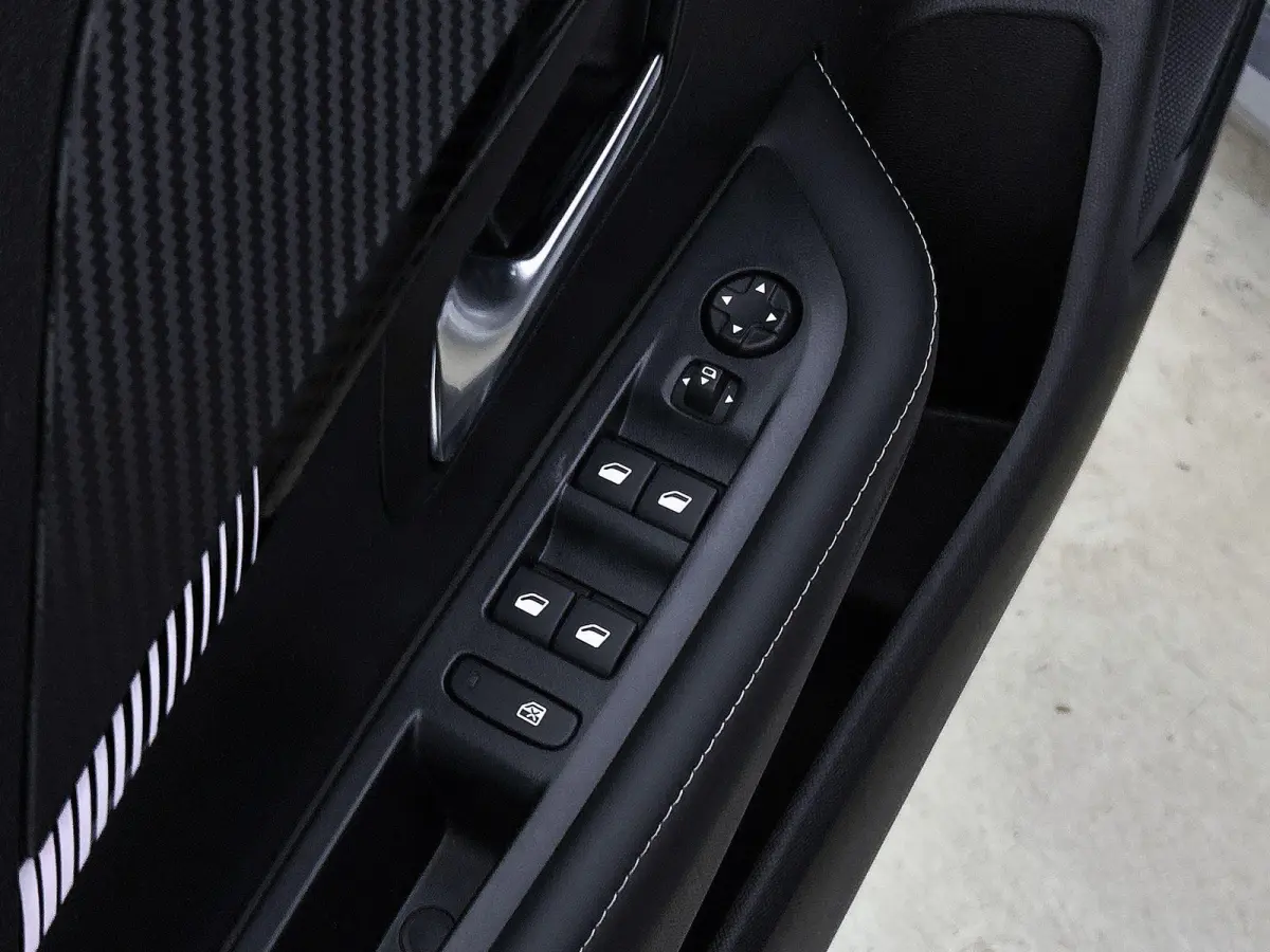 Allure Hybrid 110pk Automaat | Navigatie | 360° Camera | Climate Control | Adaptieve Cruise Control | Parkeersensoren v+a | Dodehoeksensor | Armsteun | Digitaal instrumentenpaneel | Draadlo