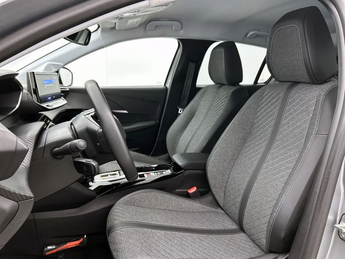 Allure Hybrid 110pk Automaat | Navigatie | 360° Camera | Climate Control | Adaptieve Cruise Control | Parkeersensoren v+a | Dodehoeksensor | Armsteun | Digitaal instrumentenpaneel | Draadlo