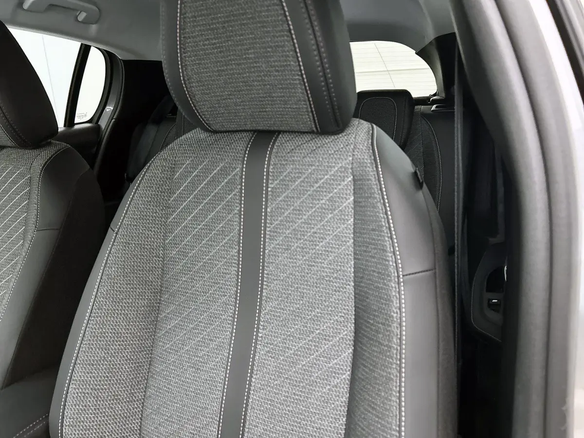Allure Hybrid 110pk Automaat | Navigatie | 360° Camera | Climate Control | Adaptieve Cruise Control | Parkeersensoren v+a | Dodehoeksensor | Armsteun | Digitaal instrumentenpaneel | Draadlo