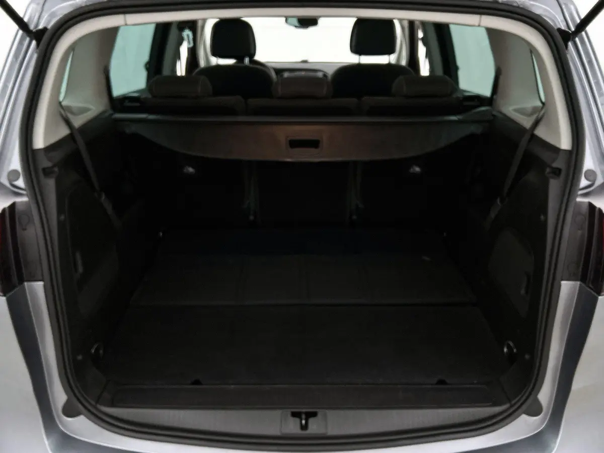 1.4 Turbo Business+ 7p. | 140pk | Navigatie | Trekhaak | Camera |