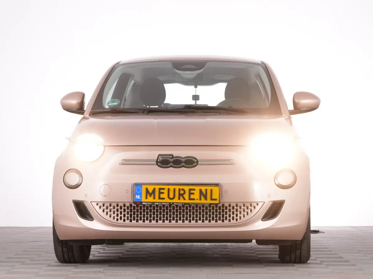 Urban Plus 24 kWh *SOH: 96.5%* CARPLAY | PDC | CAMERA | Stoelverwarming !