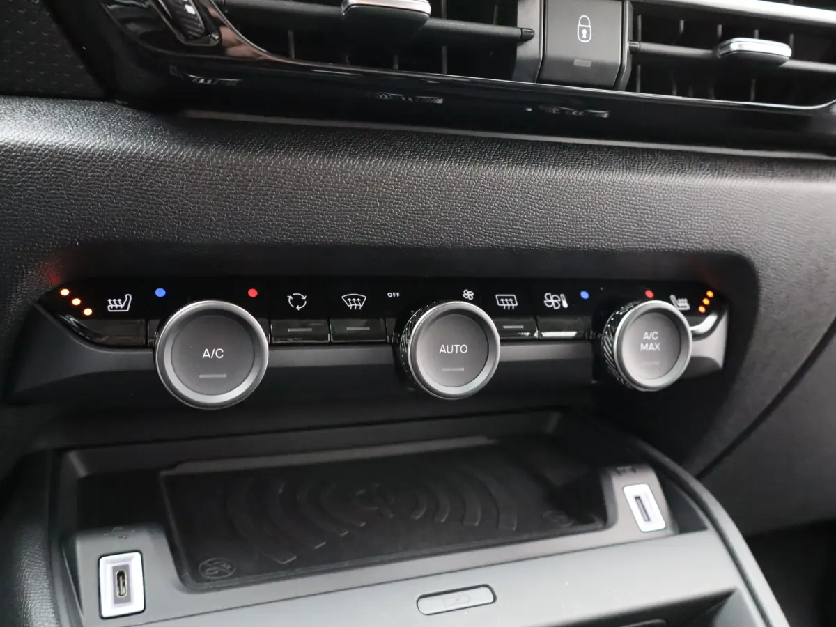 1.2 Hybrid 145pk Max | 8 Jaar Garantie | Carplay | Stoelverwarming | 360* Graden Camera | PDC V+A | Keyless | Dodehoekdetectie | 18" Lichtmetalen Velgen | Origineel NL!