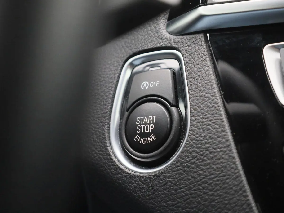 118i Executive | WORDT VERWACHT | HARMAN KARDON | STOELVERWARMING | ACHTERUITRIJCAMERA | CLIMATE CONTROL | NAVIGATIE | BLUETOOTH | LANE ASSIST | LED VERLICHTING | SPORTSTOELEN |