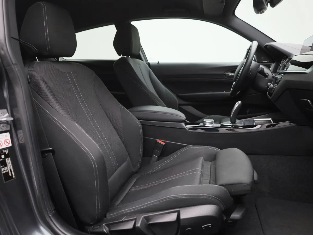 118i Executive | WORDT VERWACHT | HARMAN KARDON | STOELVERWARMING | ACHTERUITRIJCAMERA | CLIMATE CONTROL | NAVIGATIE | BLUETOOTH | LANE ASSIST | LED VERLICHTING | SPORTSTOELEN |
