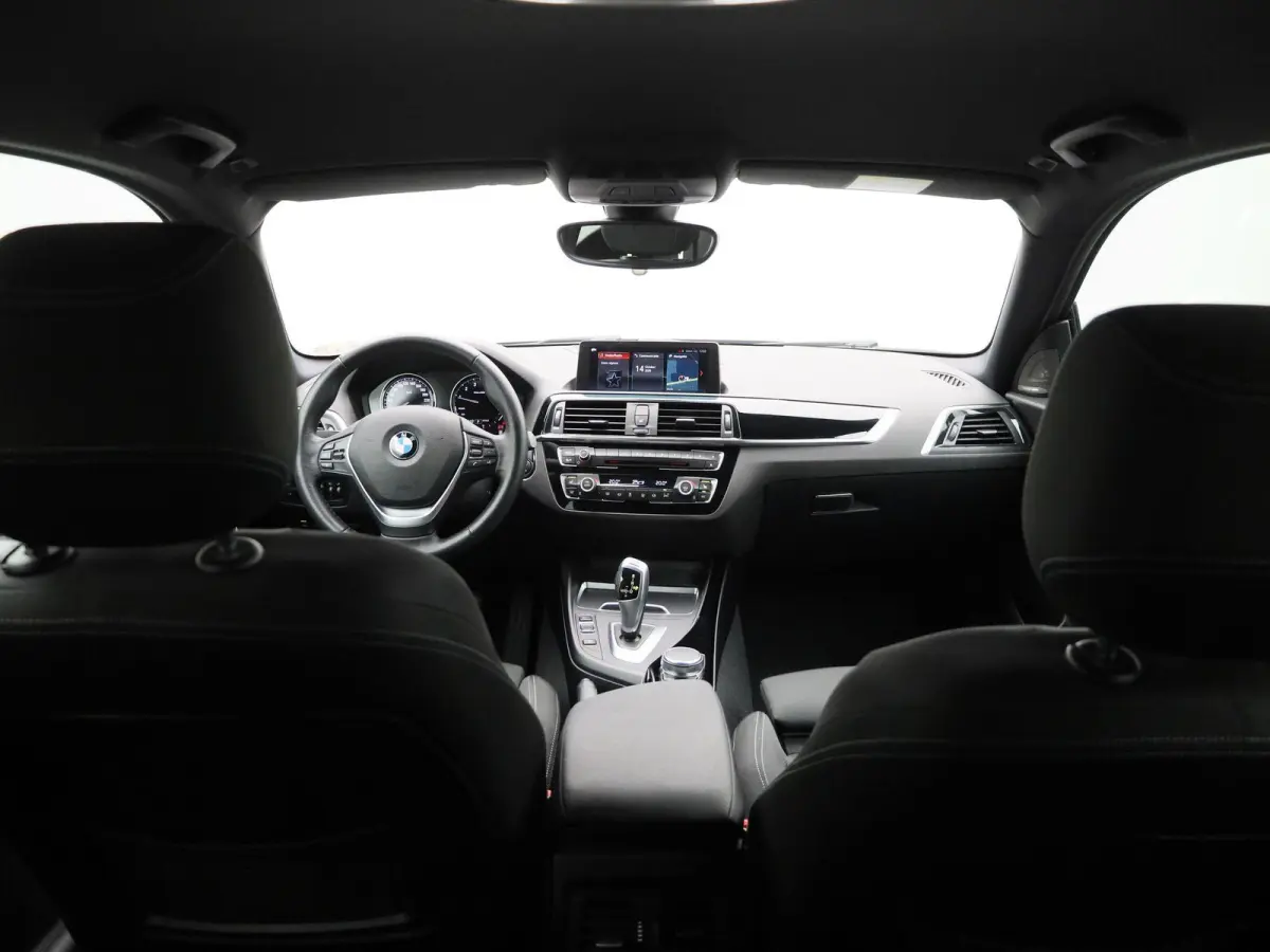 118i Executive | WORDT VERWACHT | HARMAN KARDON | STOELVERWARMING | ACHTERUITRIJCAMERA | CLIMATE CONTROL | NAVIGATIE | BLUETOOTH | LANE ASSIST | LED VERLICHTING | SPORTSTOELEN |