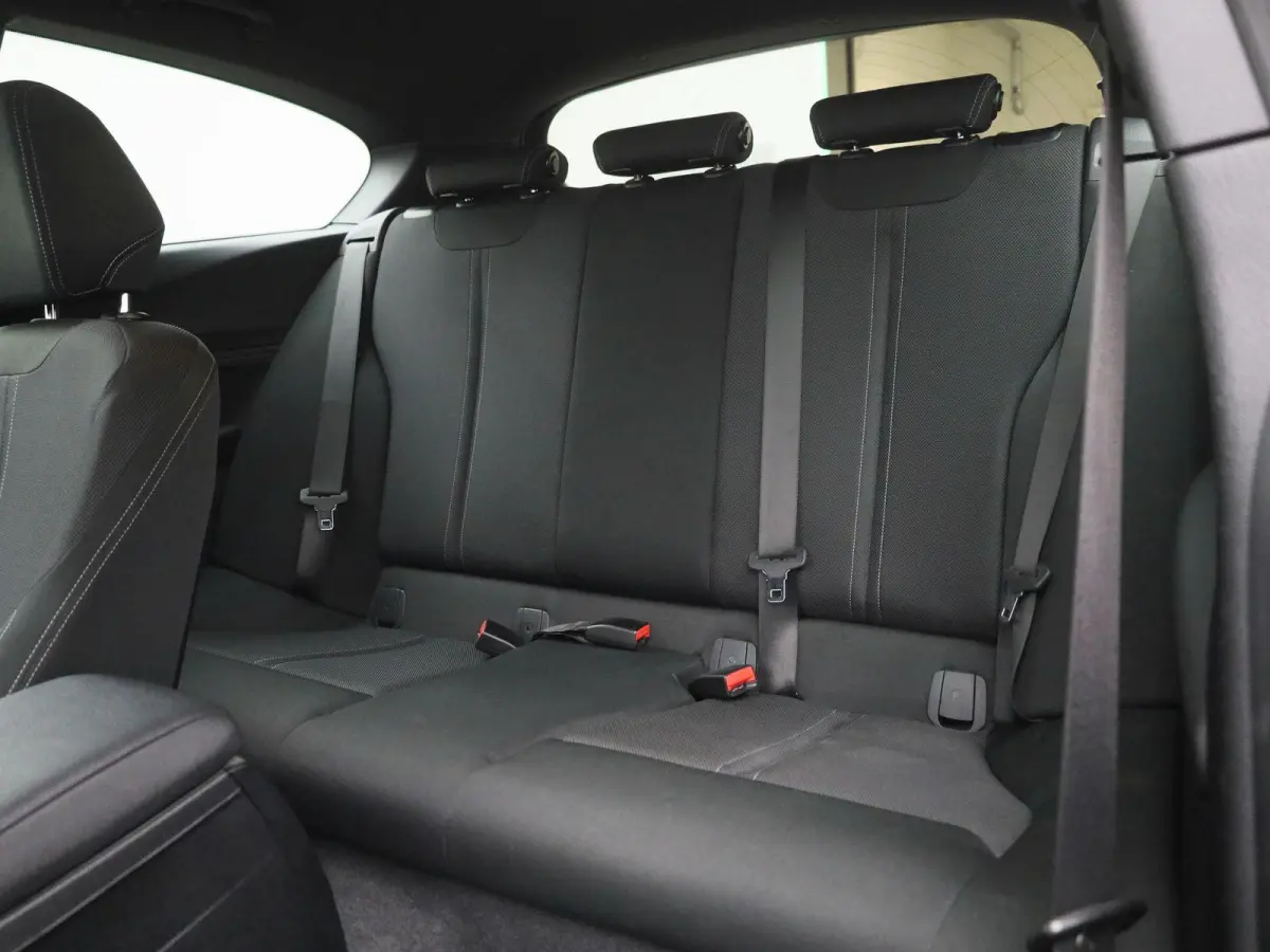 118i Executive | WORDT VERWACHT | HARMAN KARDON | STOELVERWARMING | ACHTERUITRIJCAMERA | CLIMATE CONTROL | NAVIGATIE | BLUETOOTH | LANE ASSIST | LED VERLICHTING | SPORTSTOELEN |